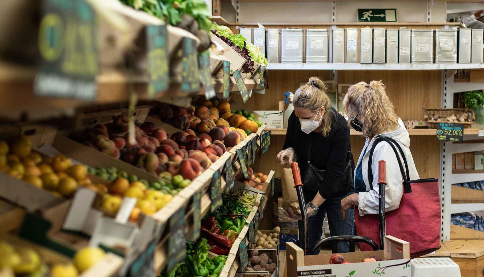 Socias de la Asociación de Consumo Landare comprando en la tienda del barrio de Arrotxapea